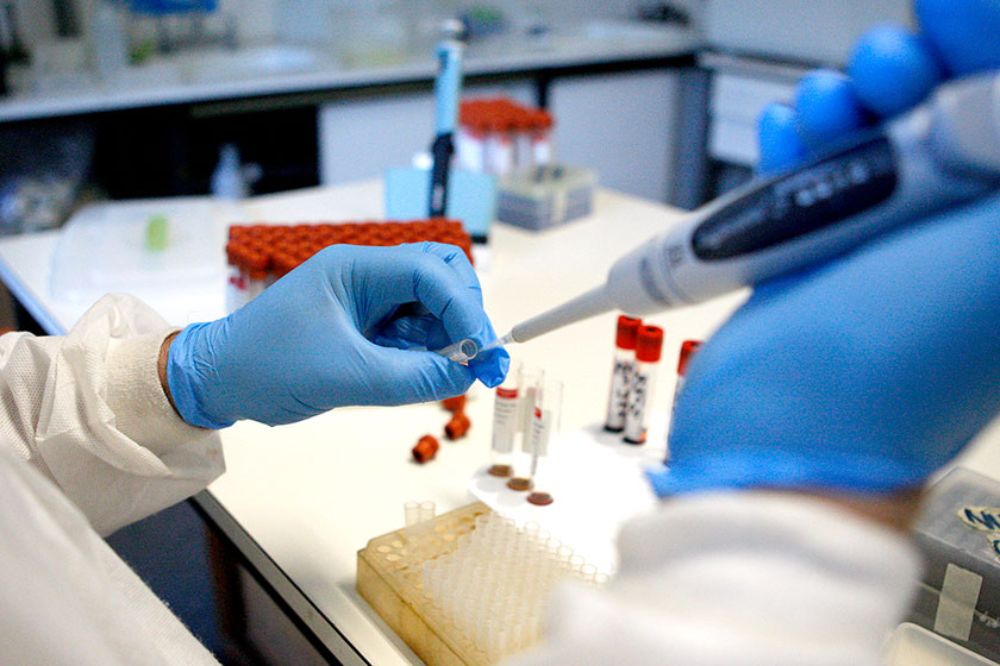 La medición evalúa el desempeño académico de las instituciones de educación superior, considerando aspectos como cantidad de publicaciones indexadas, impacto de las investigaciones, entre otros. 