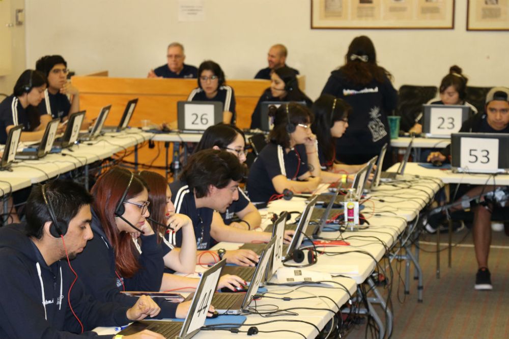 A través de distintos canales, estudiantes monitoras y monitores estarán resolviendo las dudas de las nuevas hijas e hijos de Bello.