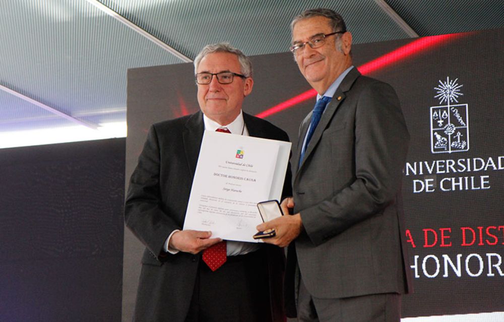 El Rector Ennio Vivaldi hizo entrega de la medalla Doctor Honoris Causa a Serge Haroche.