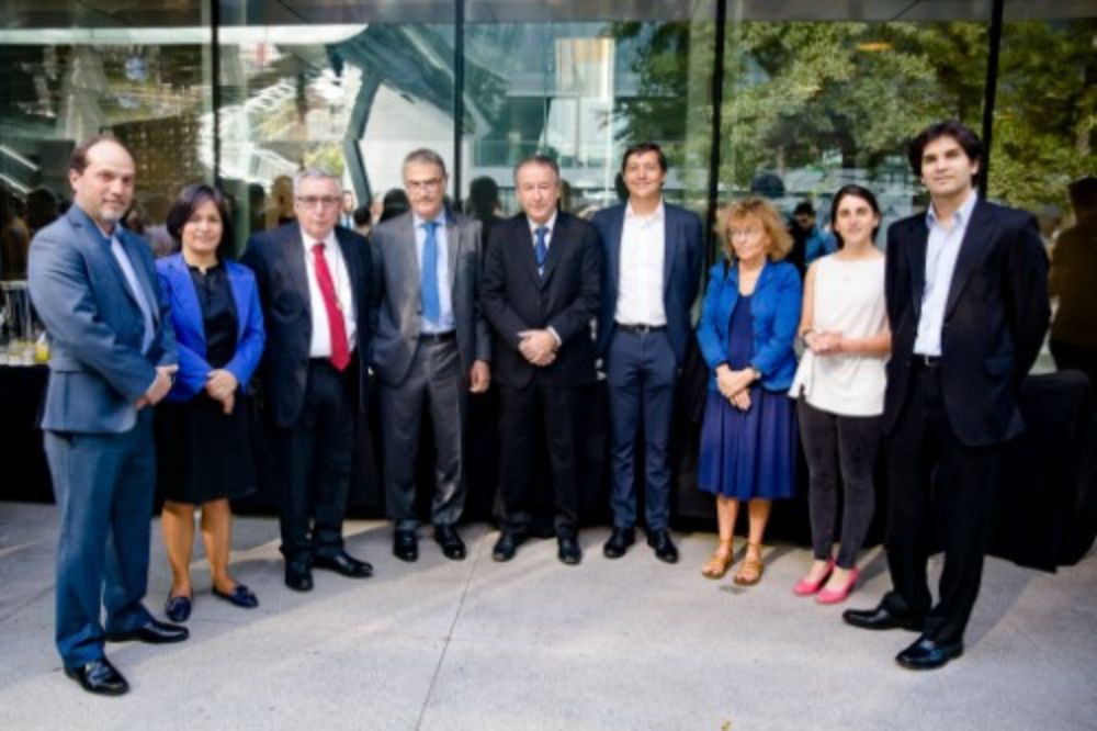 Autoridades de la U. de Chile y la FCFM junto al Premio Nobel de Física 2012, Serge Haroche y su esposa Claudine Haroche.