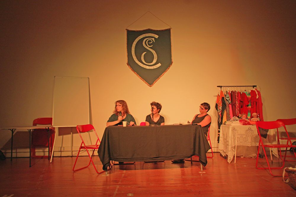 Las invitadas internacionales de esta edición, Mónica Roqué y Mónica Lladó junto a la periodista Macarena Lescornez.