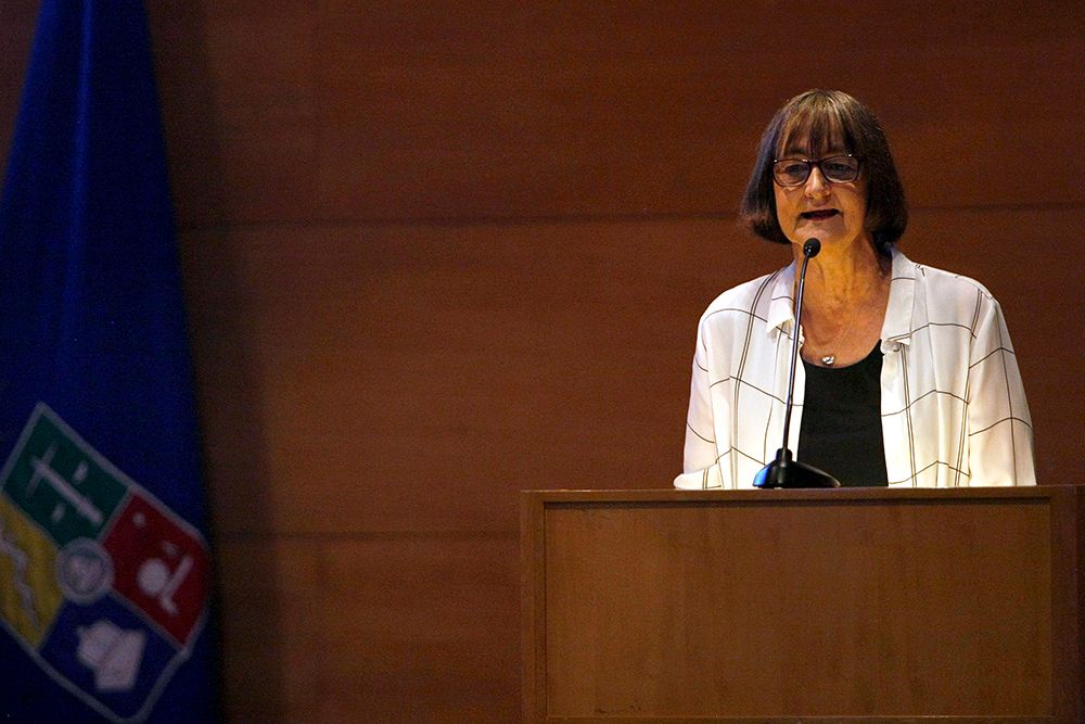 La vicerrectora de Asuntos Académicos, Rosa Devés, subrayó la importancia de las nuevas generaciones para la renovación de la Universidad y su aporte a la sociedad.