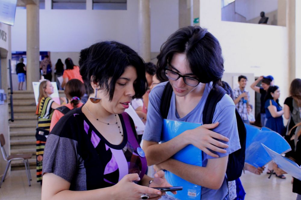 Margarita Bustos junto a estudiante que acaba de ingresar a la Universidad de Chile