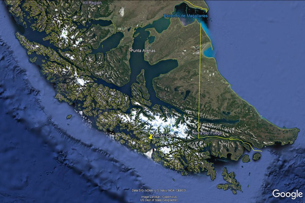 El volcán está ubicado aproximadamente a unos 180 km al oeste de Puerto Williams, en la Isla Cook.