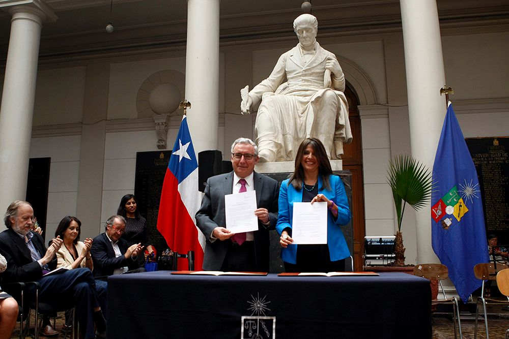El Rector Ennio Vivaldi y la coordinadora del área de gobernabilidad en la oficina de Chile del PNUD, Marcela Ríos, en la firma de convenio de trabajo colaborativo entre ambas instituciones.
