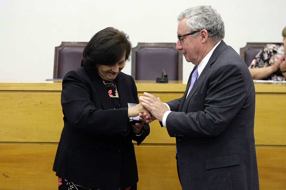El Rector Ennio Vivaldi entregó la medalla y el diploma que distingue a la profesora Albala con este reconocimiento.