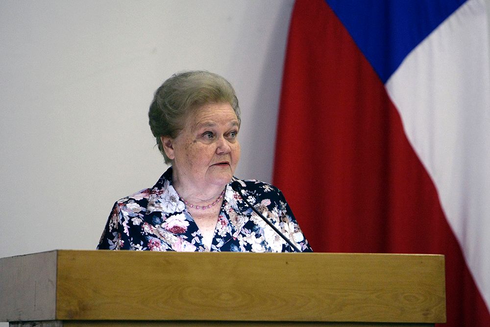 La ganadora de la Condecoración al Mérito Amanda Labarca 2017, Evgenia Spodine, presentó a la actual ganadora del premio, dando detalles de su extensa y destacada trayectoria en la U. de Chile. 