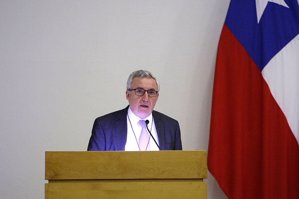 El Rector Vivaldi reconoció el compromiso de la profesora Albala con el país y la Universidad de Chile. 