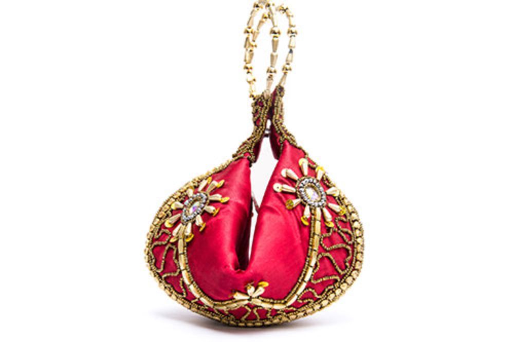 La iniciativa tiene un carácter autogestionado y surgió el año 2016 gracias al trabajo de Camila Caris y Esperanza Hidalgo. 