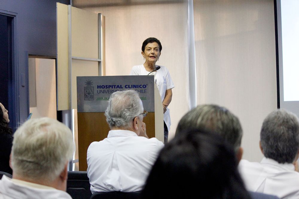 "Tenemos que tener una estrategia para visibilizar ese papel de la mujer", señala la directora del HCUCH, Graciela Rojas.