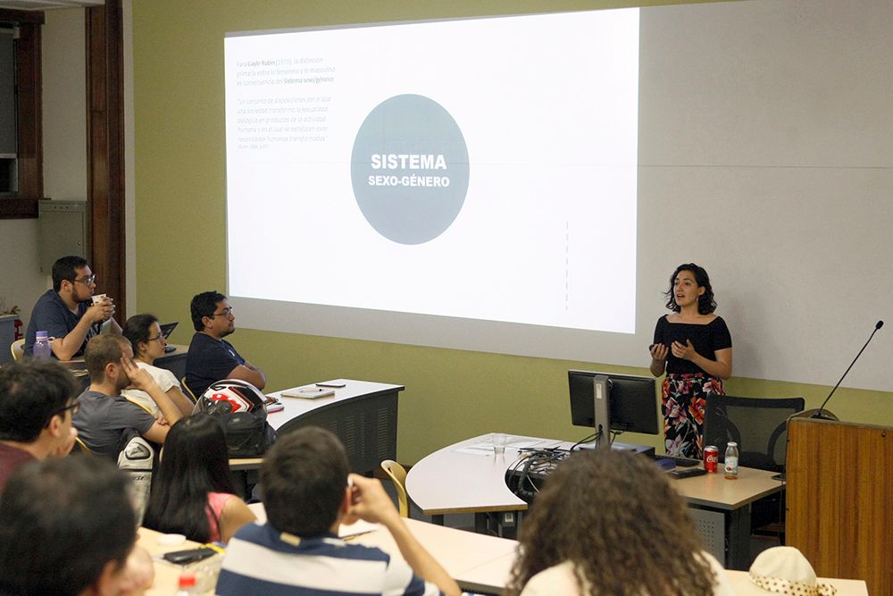 Algunas de las académicas que impartirán estos cursos son: Faride Zeran, Roxana Pey, Nelly Richard, Olga Grau, Irma Palma, Svenska Arensburg y la directora de Igualdad de Género, Carmen Andrade.