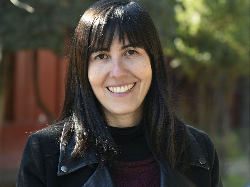 La académica Vania Martínez, quien participó en calidad de experta en la elaboración de la guía, aseguró que es una herramienta que permitirá sensibilizar respecto al suicidio en adolescentes.