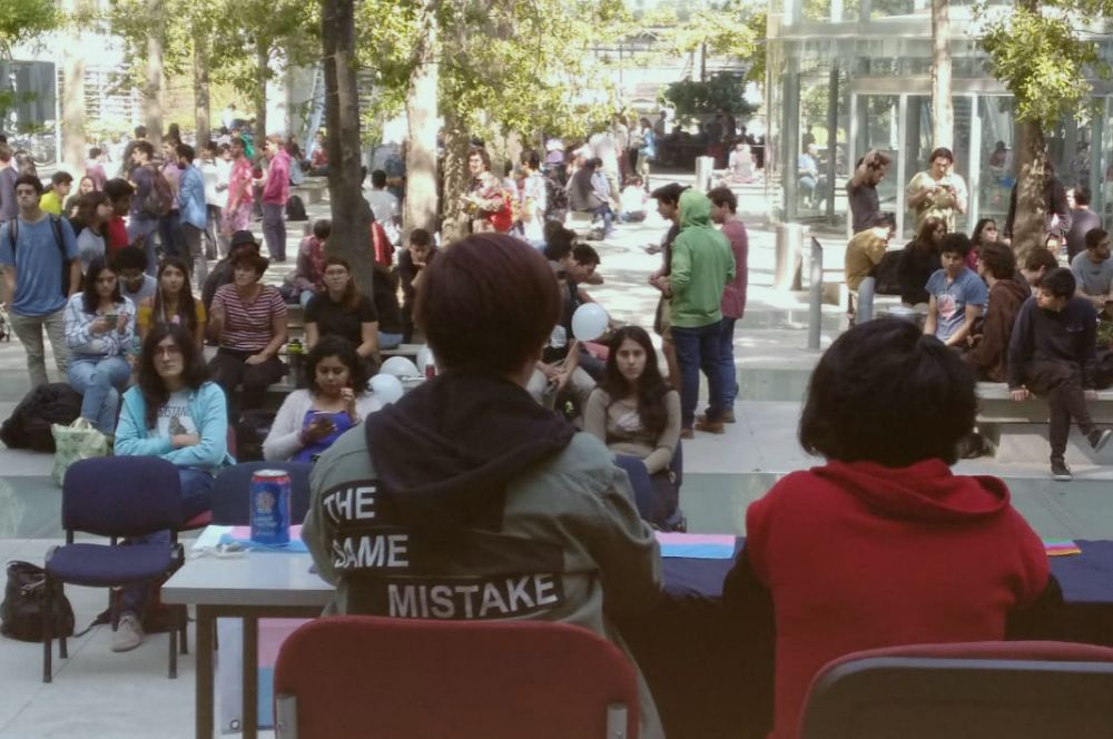Estudiantes que asistieron al conversatorio.