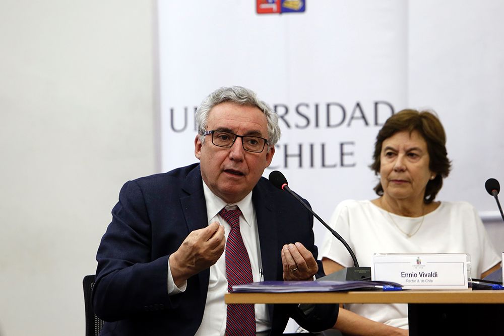 Durante el debate el rector Ennio Vivaldi criticó el modelo de financiamiento de la educación superior, asegurando que "es un absurdo total" que los planteles estatales sean financiados vía voucher.