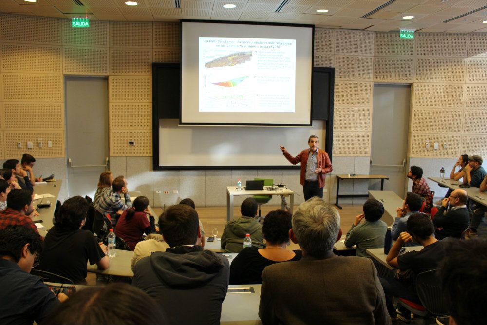 El profesor Vargas presentó los resultados del estudio en un seminario de geotecnia, organizados por el Departamento de Ingeniería Civil.