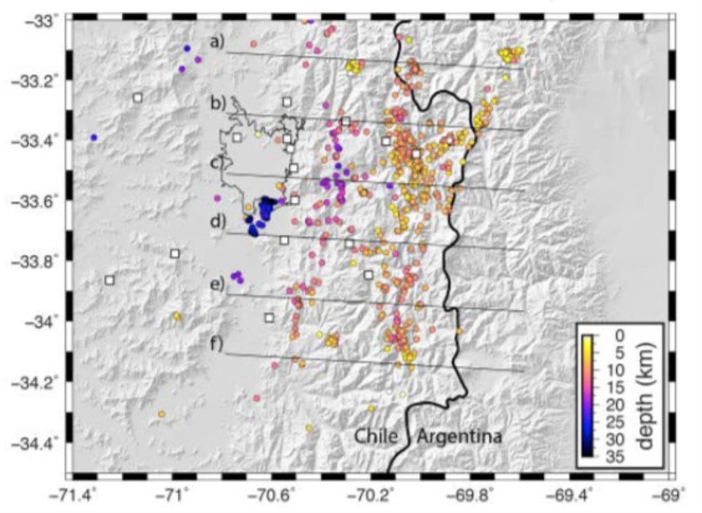 Distribución epicentral de los eventos caracterizados en este estudio. El polígono negro muestra los límites del área metropolitana de Santiago. Los blancos marcan la ubicación de las estaciones.