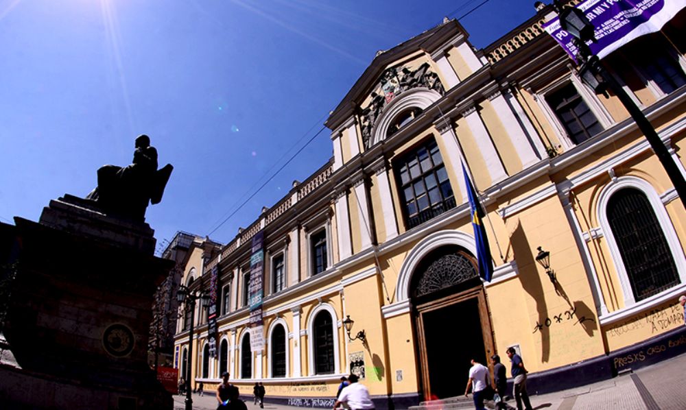 La comisión esta integrada por el Prorrector, los vicerrectores, académicos y un integrante externo. Además de una secretaría ejecutiva.