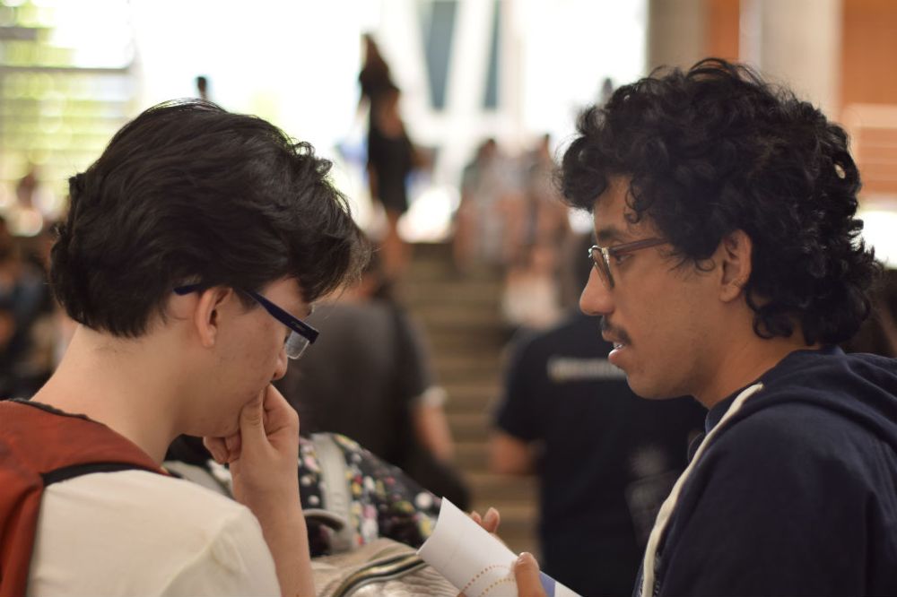 Al estar conectado durante el año, el chat permite ir aclarando dudas a medida que vayan surgiendo, pudiendo siempre retomar la conversación. 