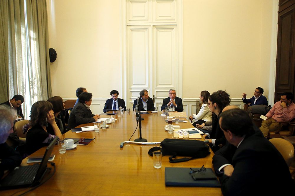 Representantes de la U. de Chile y la U. Católica presentaron iniciativas para combatir el cambio climático desde la educación ante la ministra Schmidt, el subsecretario Figueroa y parlamentarios.