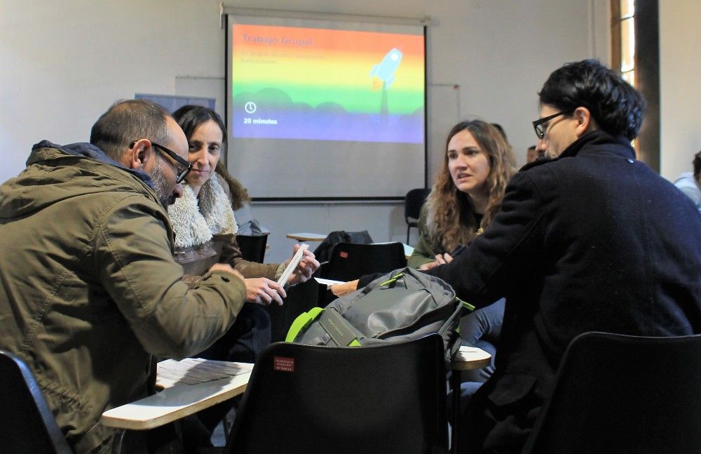 Docentes, funcionarios y funcionarias participando de la instancia