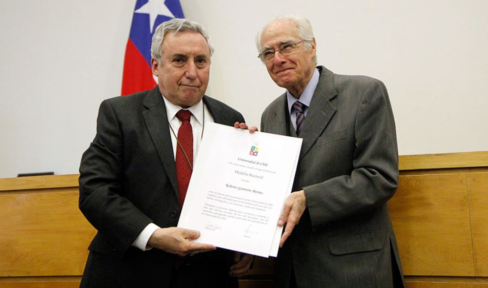 Por su amplia trayectoria y trabajo en materia de DD.HH., el abogado y egresado de la Casa de Bello, Roberto Garretón, recibió de manos del Rector Ennio Vivaldi la Medalla Rectoral de la U. de Chile.