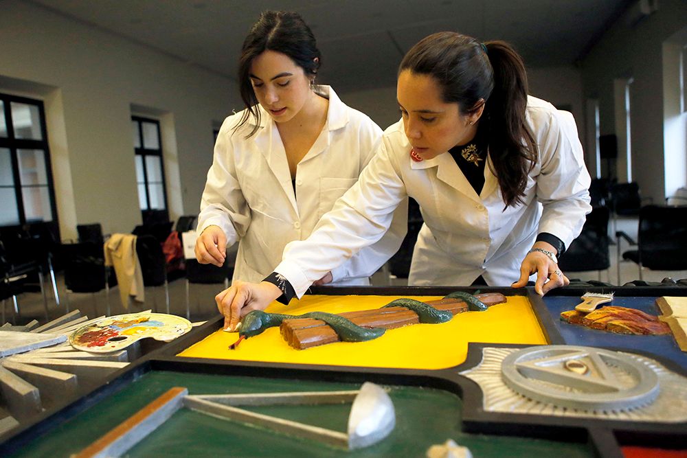 Belen Fuentes y Francisca Pemjean , integrantes del equipo de restauradoras dirigido por la  profesora Johanna Theile.
