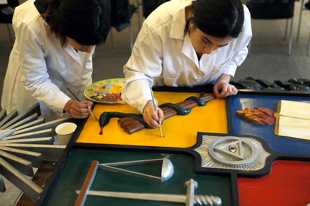 El escudo está posicionado en el Salón de Honor desde principios del siglo pasado, según los registros del Archivo Central Andrés Bello. 