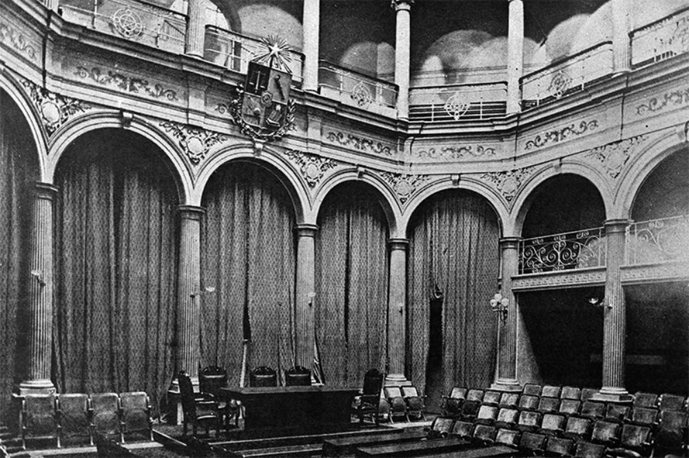 Salón de Honor del palacio de la Universidad de Chile, c. 1901. Foto publicada en el libro Una casa abierta para Chile: Historia visual de la Casa Central de la Universidad de Chile (2016).