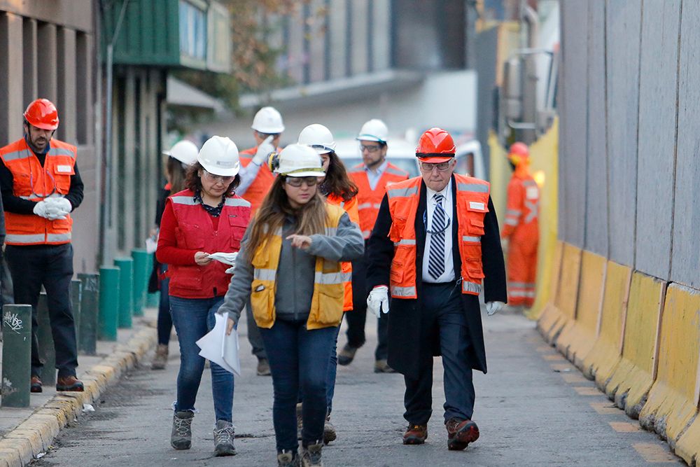 El rector Vivaldi junto al Vicerrector de Asuntos Económicos y Gestión Institucional, Daniel Hojman, y los directores del CEAC, IEI e Inap, Diego Matte, Dorotea López y Hugo Frühling, respectivamente.