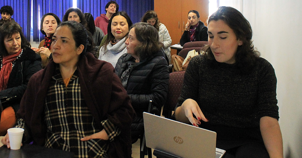 Maribel Mora Curriao, directora OEI, y Emilia Schneider, presidenta de la Fech.
