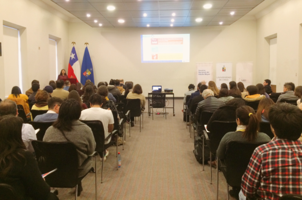 El conversatorio se instaló como un espacio para reflexionar sobre la manera en que las personas mayores se definen como sujetos de derecho en Chile, entendiendo el aumento del envejecimiento.