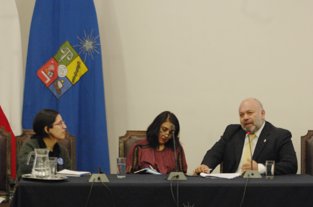 Durante el conversatorio se llevó a cabo una mesa de diálogo con expertos de diversas disciplinas, que expusieron sobre dependencia y factores de riesgo.