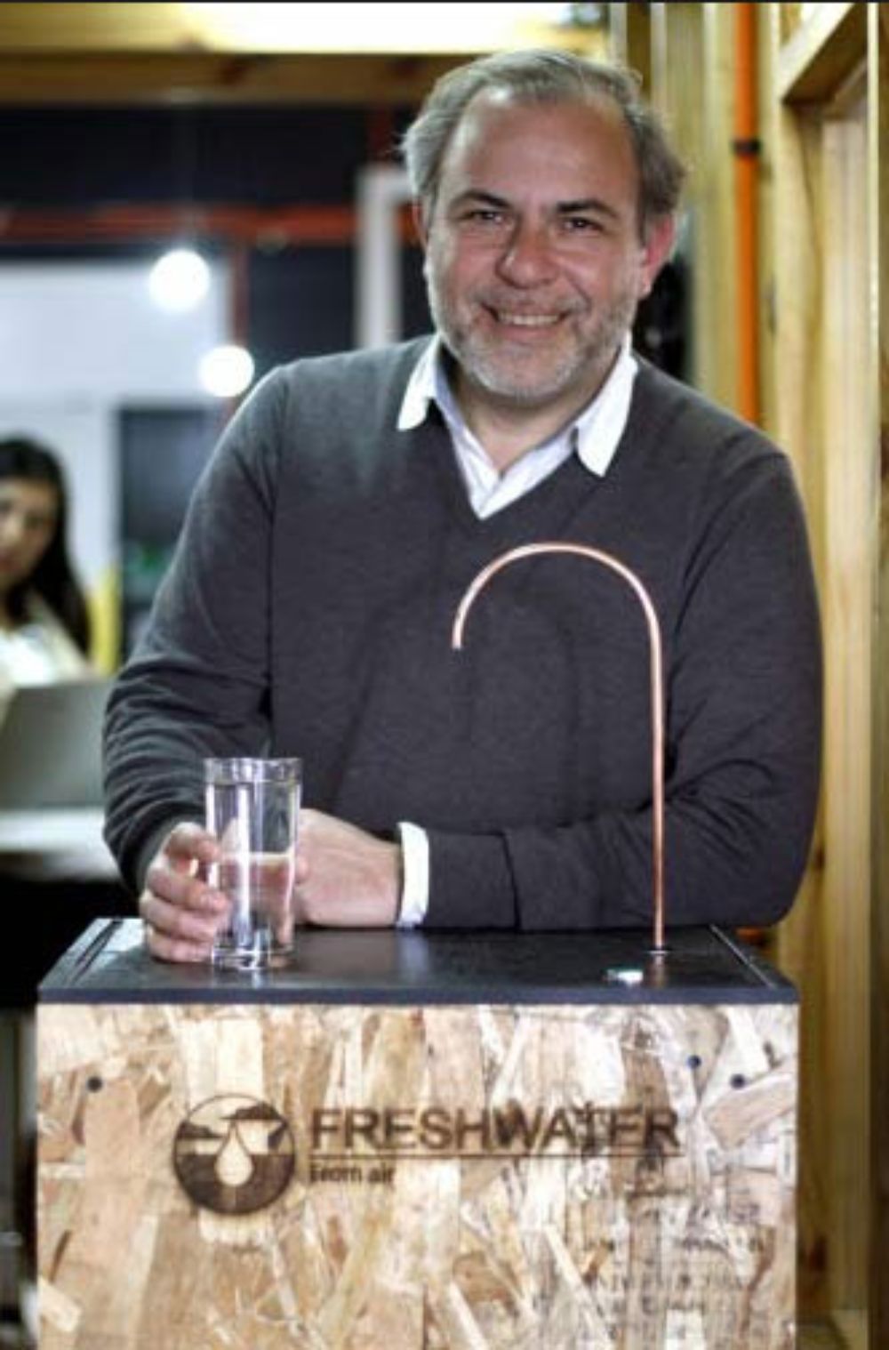 Héctor Pino, ingeniero forestal de la Casa de Bello y co-fundador de Freshwater Solutions, iniciativa que busca generar agua para comunidades rurales mediante una tecnología que la extrae del aire.