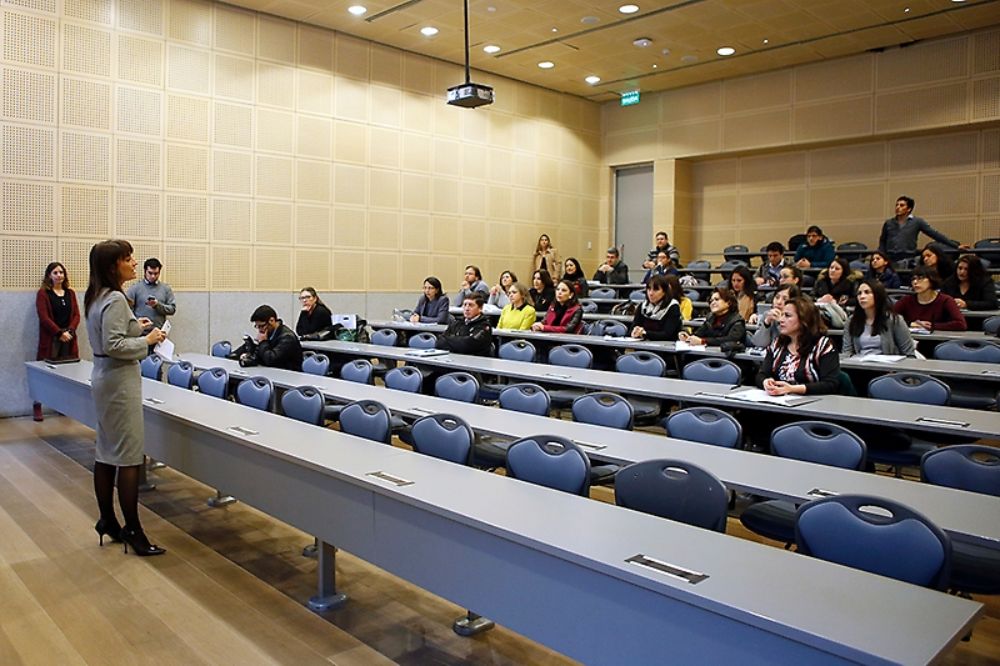 La directora Divin explicó que este programa busca potenciar a quienes encabezan equipos de trabajo en la Universidad.