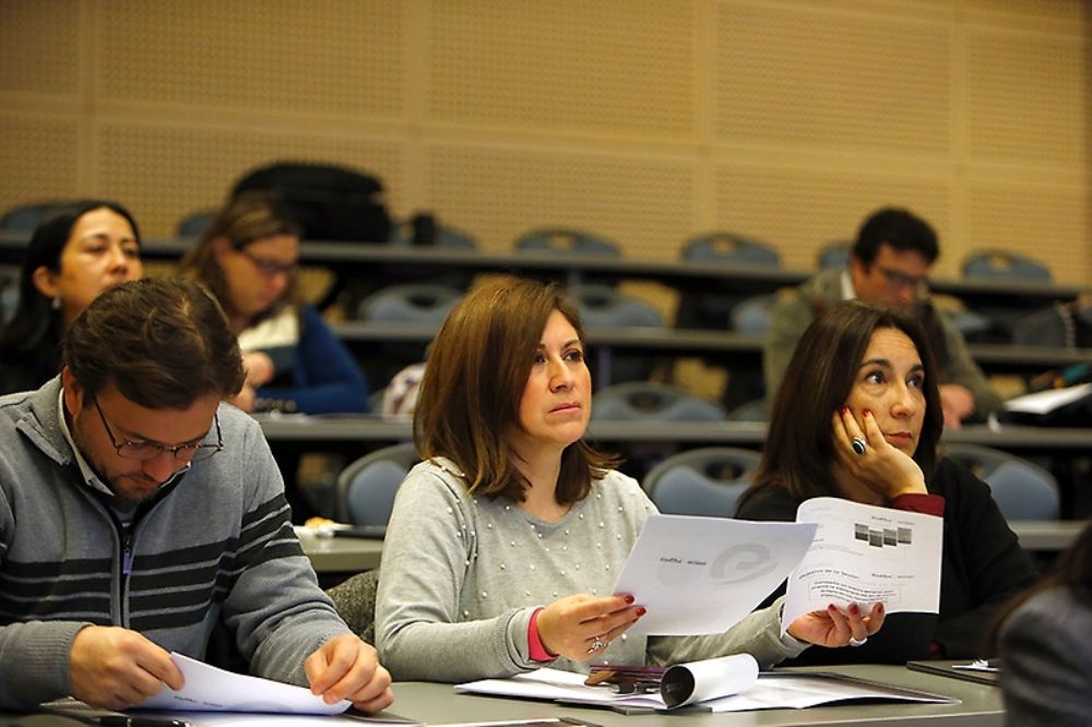 Los participantes realizarán tres cursos que combinarán clases presenciales y virtuales.