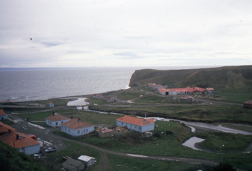 Las arquitectas Marcela Pizzi y María Paz Valenzuela, junto al Premio Nacional de Historia Mateo Martinic, reeditaron a 20 años de su publicación "Las Estancias Magallánicas".