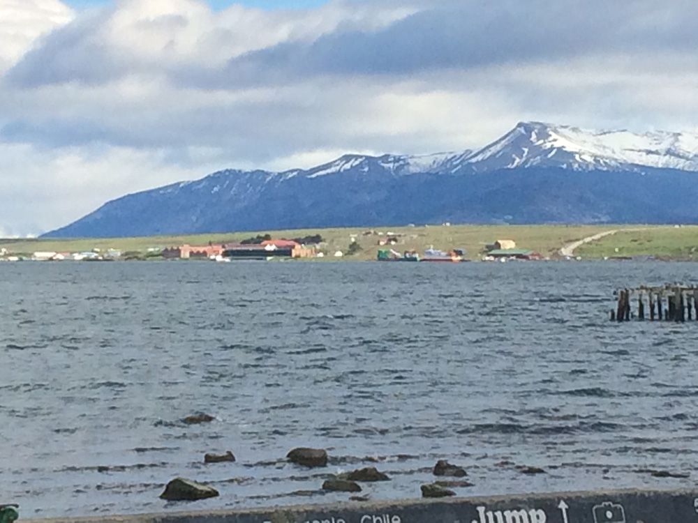 La primera edición de "Las Estancias Magallánicas", publicado en 1999 por Editorial Universitaria, estuvo también a cargo del arquitecto Juan Benavides, que falleció poco tiempo antes de su reedición.