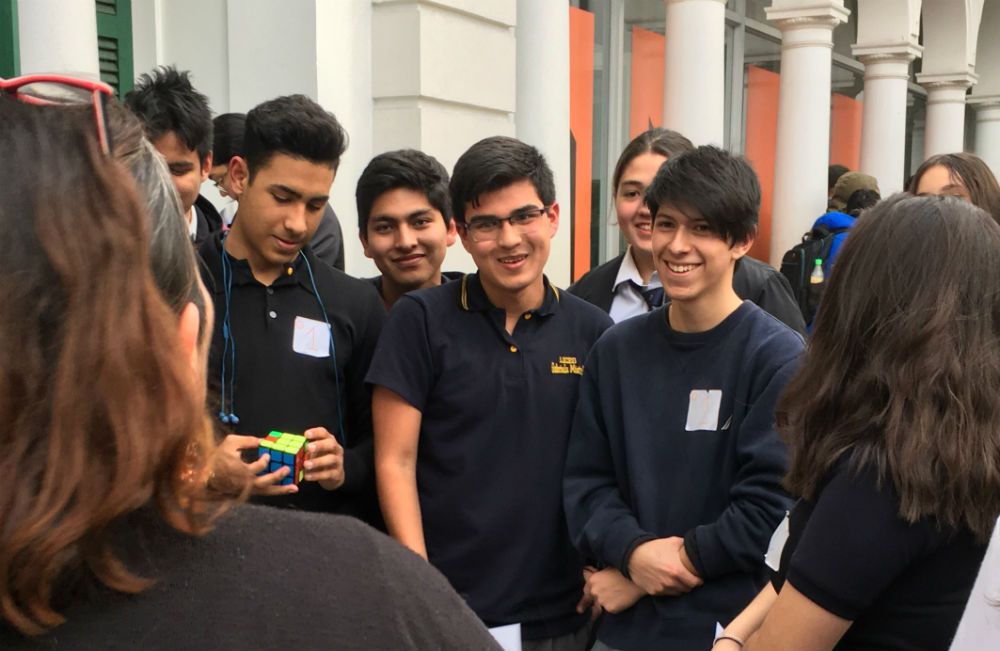 Algunos de los estudiantes del Liceo Gabriela Mistral con la monitora ARPA, Bélgica Briones. 