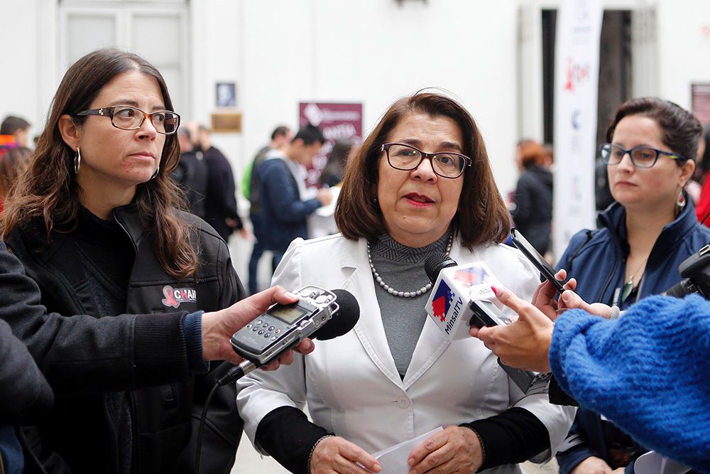 La seremi de Salud Metropolitana, Rosa Oyarce, relevó la importancia de llevar el testeo fuera de los centros de salud. 