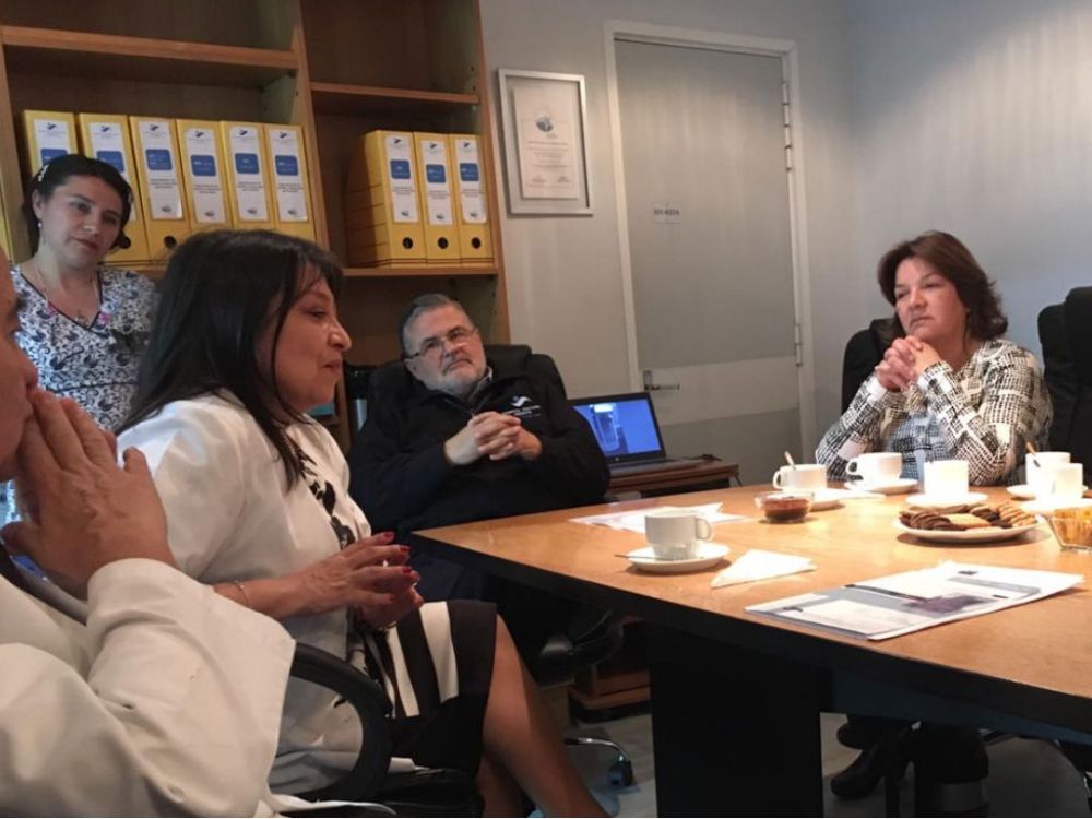 En el encuentro, la dra. Mena destacó que "esta donación sirve para estrechar la relación con este recinto, que es un campo clínico muy relevante para nosotros"