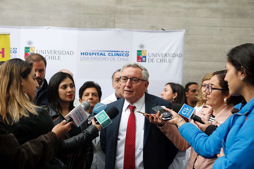 El Rector Ennio Vivaldi encabezó la actividad en que concluyó el testeo masivo de VIH en los campus de la U. de Chile. 