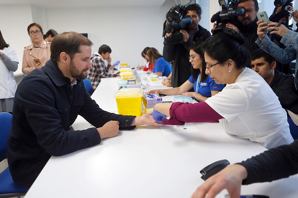 El diputado Jaime Bellolio se testeó para motivar a la comunidad y a la ciudadanía con esta rutina de autocuidado. 