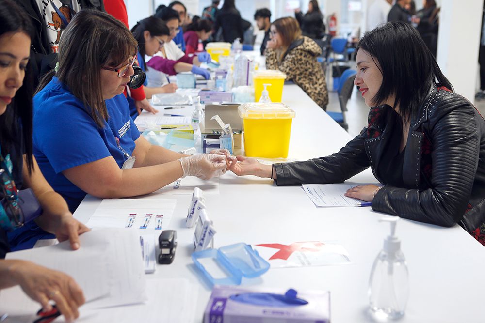 La diputada Karol Cariola destacó esta campaña de prevención de la U. de Chile, y también se tomó el Test Rápido de VIH.