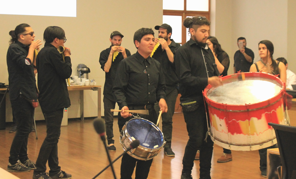 Agrupación de estudiantes celebrando la aprobación de la política