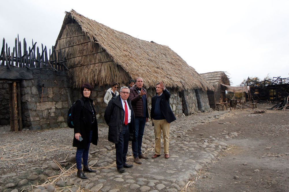 Esta réplica del Santiago del siglo XVI fue visitada por el Rector Vivaldi y el alcalde de Pudahuel, Johnny Carrasco, quienes pudieron presenciar parte del rodaje actualmente en curso.