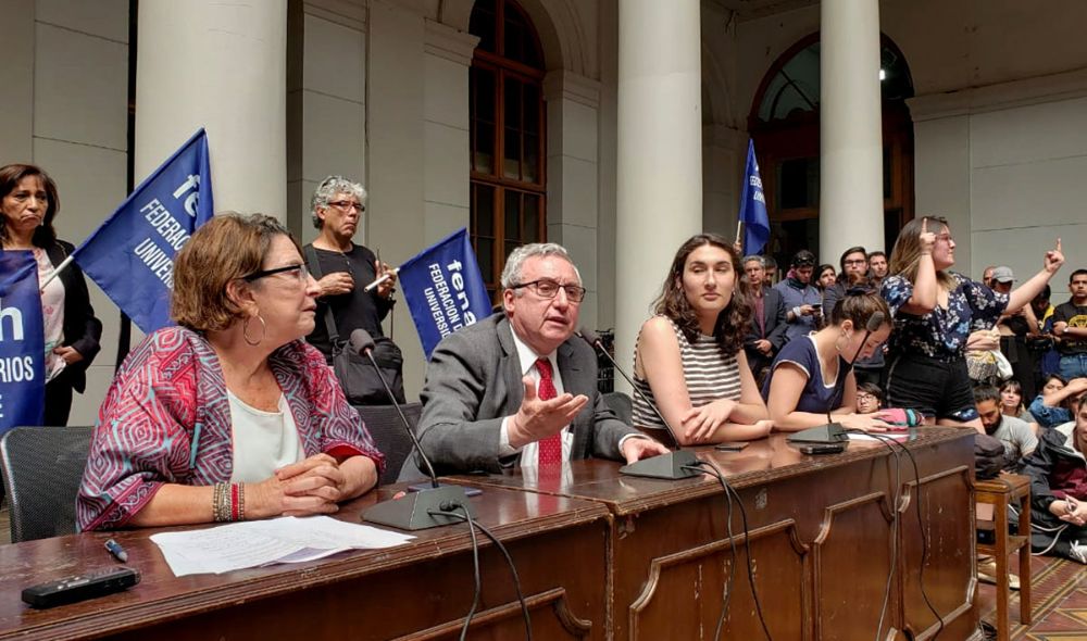 Representantes de la comunidad académica, como la presidenta de la ACAUCh Kemy Oyarzun, y la presidenta de la FECh, Emilia Schneider, participaron de la instancia junto al Rector Ennio Vivaldi.