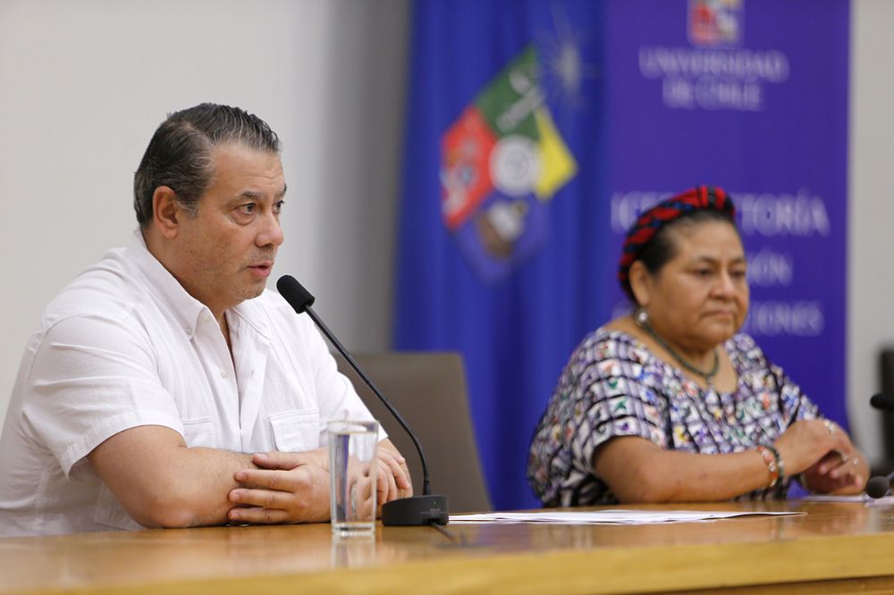 Guillermo Whpei, presidente de la Fundación para la Democracia, leyó la misiva entregada al Presidente Sebastián Piñera.