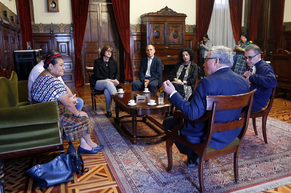 Rigoberta Menchú y Guillermo Whpei fueron recibidos por diversas autoridades universitarias.