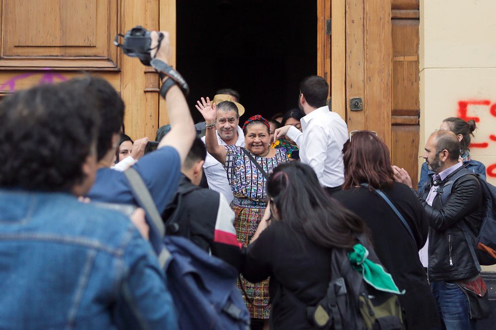 Luego del acto, la Premio Nobel de la Paz acudió caminando a La Moneda a entregar la misiva. 