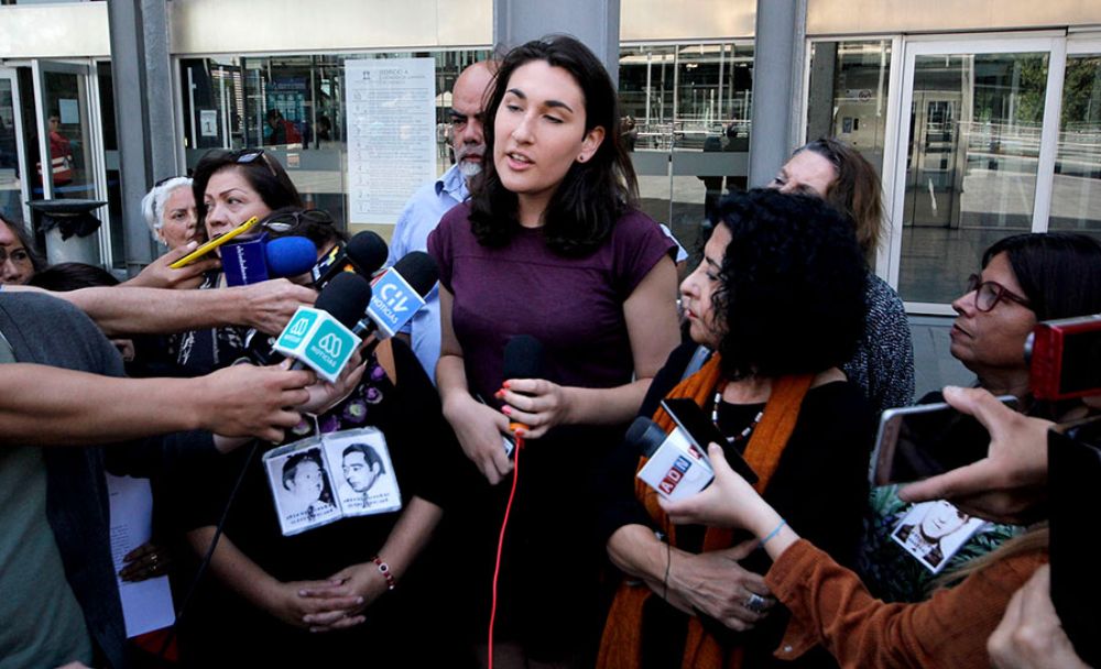 La presidenta de la FECh, Emilia Schneider, denunció que este tipo de operaciones de inteligencia representan una persecución política en contra de voces disidentes.